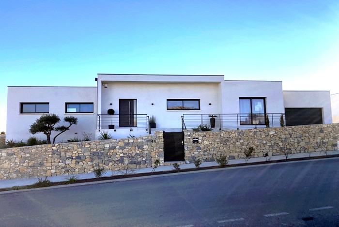 Villa contemporaine de plain-pied, maison individuelle construite par les maisons JOEL MADDALENA